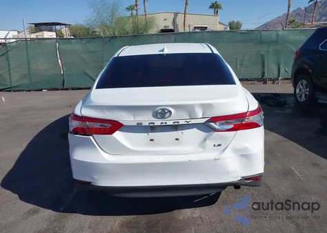 2020 Toyota Camry Le z USA, uszkodzony, nr VIN 4T1C11AK4LU369470